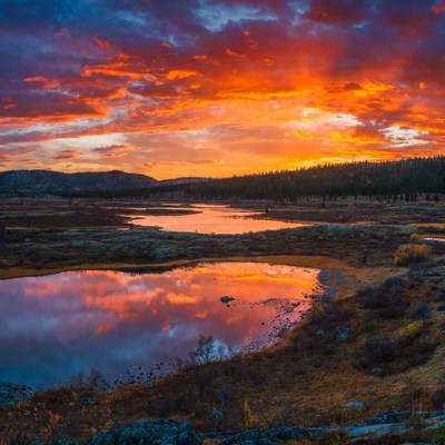 Vibrant Sunset over Mountain Lake