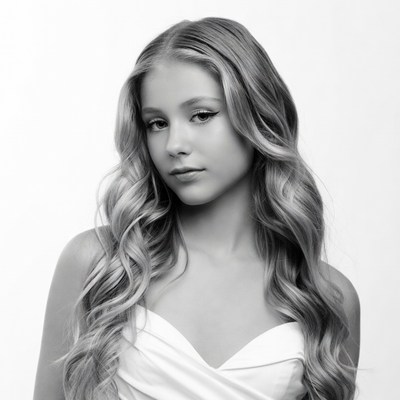 Teen girl with wavy blonde hair