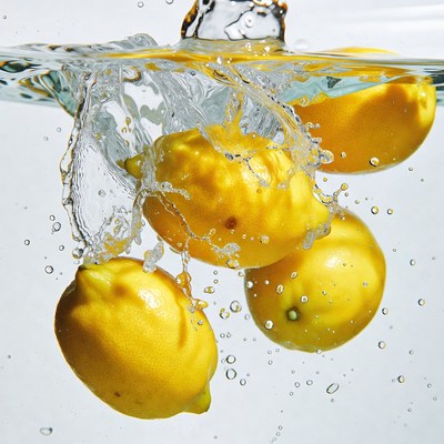Lemons splashing in water