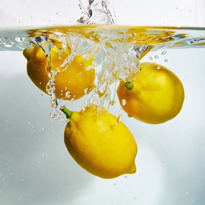 Lemons splashing in water