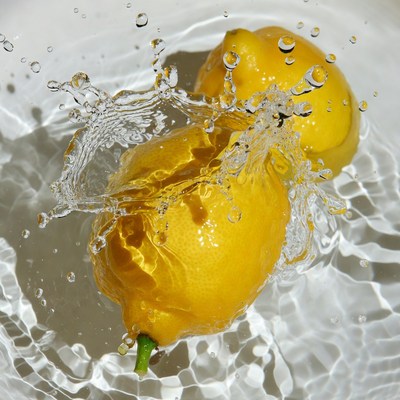 Lemons splashing in water