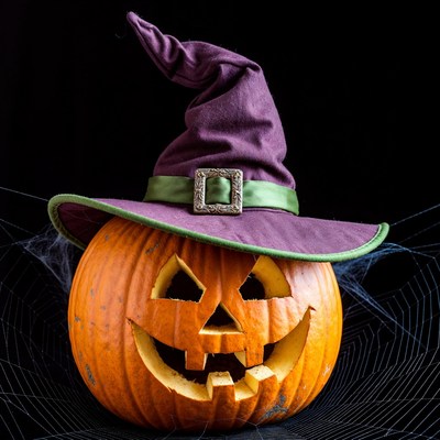 Jack-o-lantern wearing witch hat
