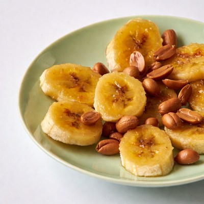 Bananas with Peanuts in Green Plate
