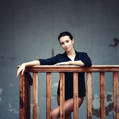 Woman leaning on wooden railing