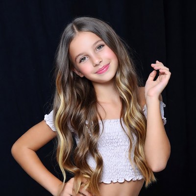 Girl with wavy hair posing