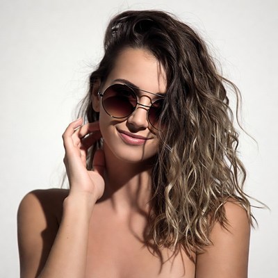 Woman with wavy hair and sunglasses