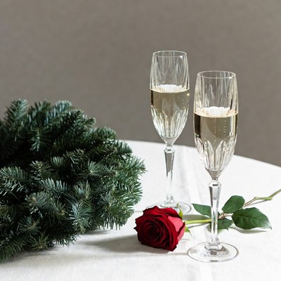 Two champagne glasses with wreath and rose