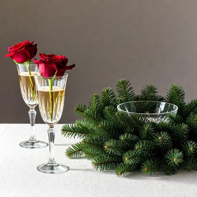 Champagne glasses with roses and wreath