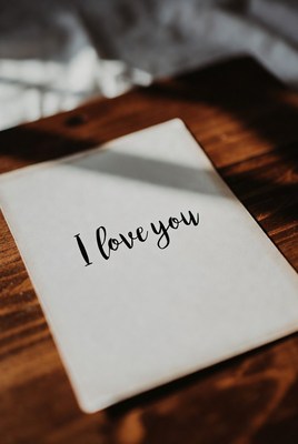 I Love You note on wooden table
