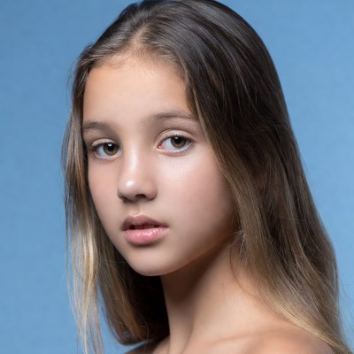 Teen girl with brown hair