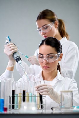 Women scientists pipetting in lab