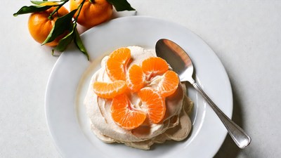 Pavlova topped with mandarin oranges