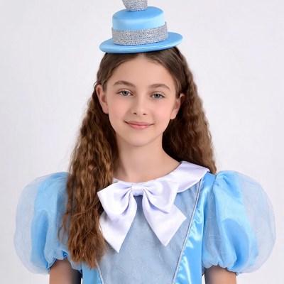 Girl in Alice in Wonderland costume