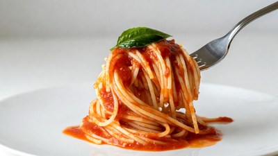 Spaghetti with marinara on fork