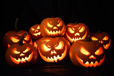 Group of lit jack-o-lanterns