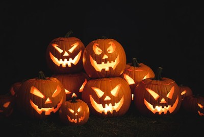 Jack-o'-lantern pumpkins stack