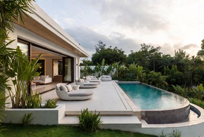 Modern Infinity Pool Villa Overlooking Jungle