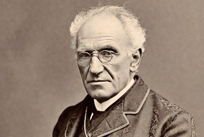 Elderly man with glasses in suit