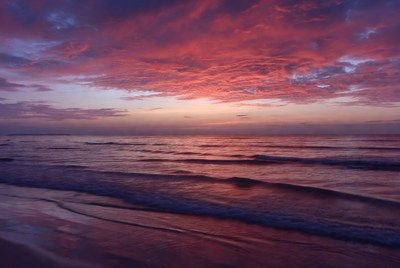Vibrant Sunset Over Ocean Waves