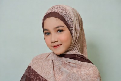 Malay woman in patterned hijab