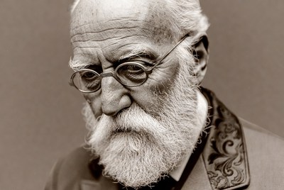 Elderly man with white beard and glasses