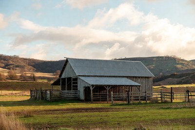 Rustic Barn in Rolling Hills