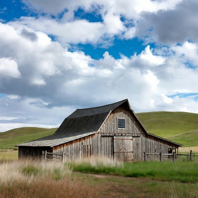 Old Barn in Green Hills
