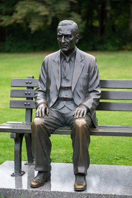 Bronze statue of man on park bench