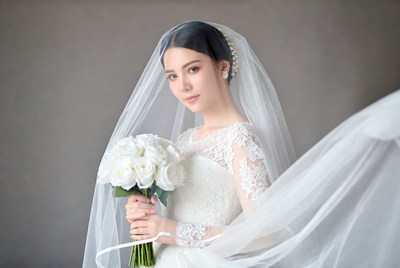 Asian bride holding white roses
