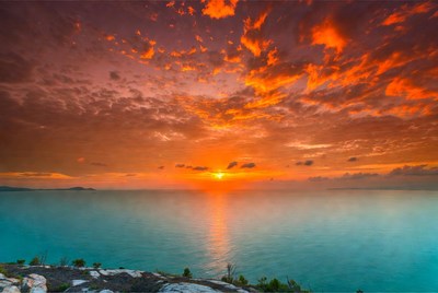 Vibrant Sunset Over Turquoise Ocean