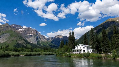 White house by river and mountains