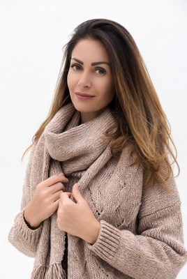 Woman wearing beige knitted scarf