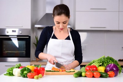 Woman chopping vegetables in kitchen