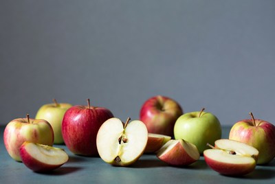 Sliced red and green apples