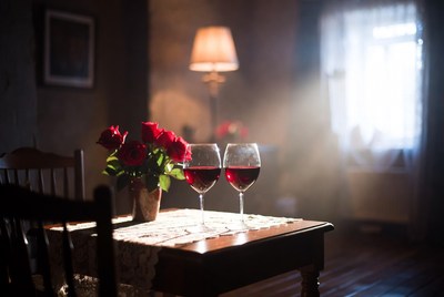 Two red wine glasses with roses
