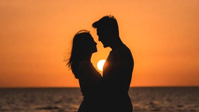 Silhouette couple embracing at sunset