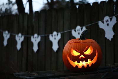 Jack-o'-lantern with ghost garland