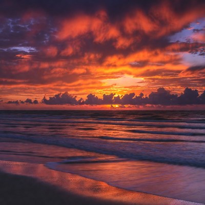 Vibrant Sunset over Ocean Waves