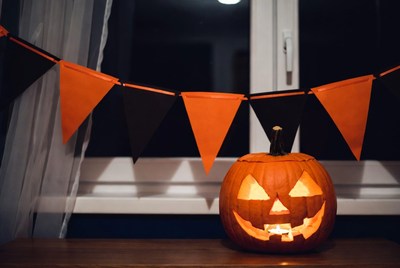 Jack-o'-lantern with Halloween garland