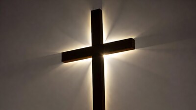 Illuminated wooden cross with light rays