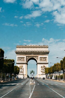 Arc de Triomphe under blue sky
