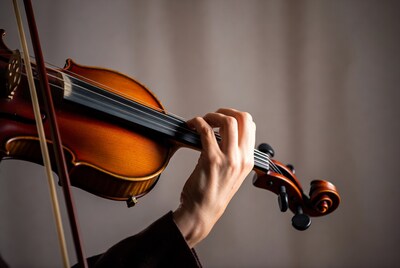 Hand playing violin close-up