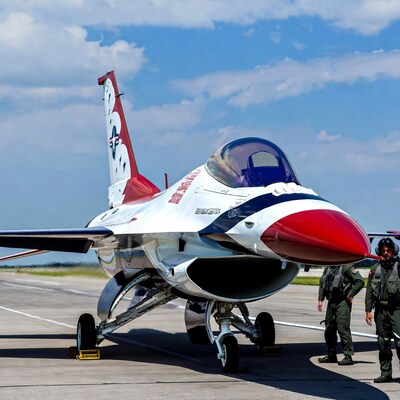 Thunderbirds F-16 with pilots on runway