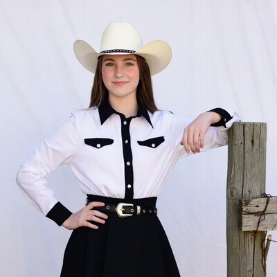 Teen girl in cowboy hat and western outfit