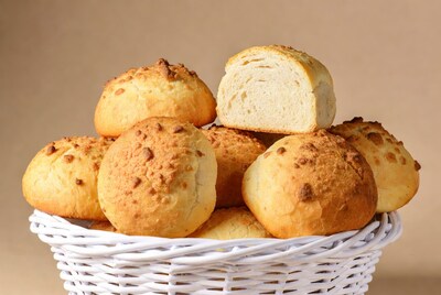 Sesame seed rolls in white basket