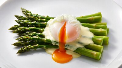 Asparagus with poached egg and sauce