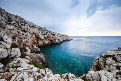 Turquoise bay surrounded by white cliffs