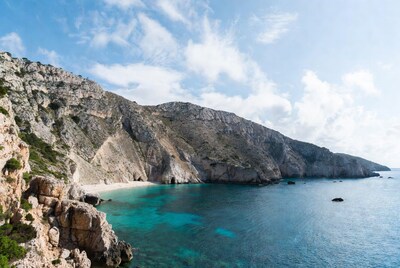 Turquoise bay with rocky cliffs