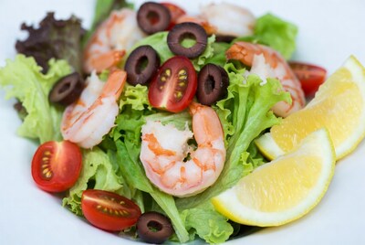 Shrimp salad with tomatoes and olives