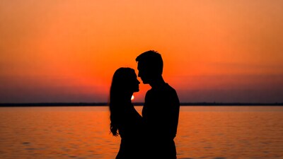 Couple silhouette at sunset over lake